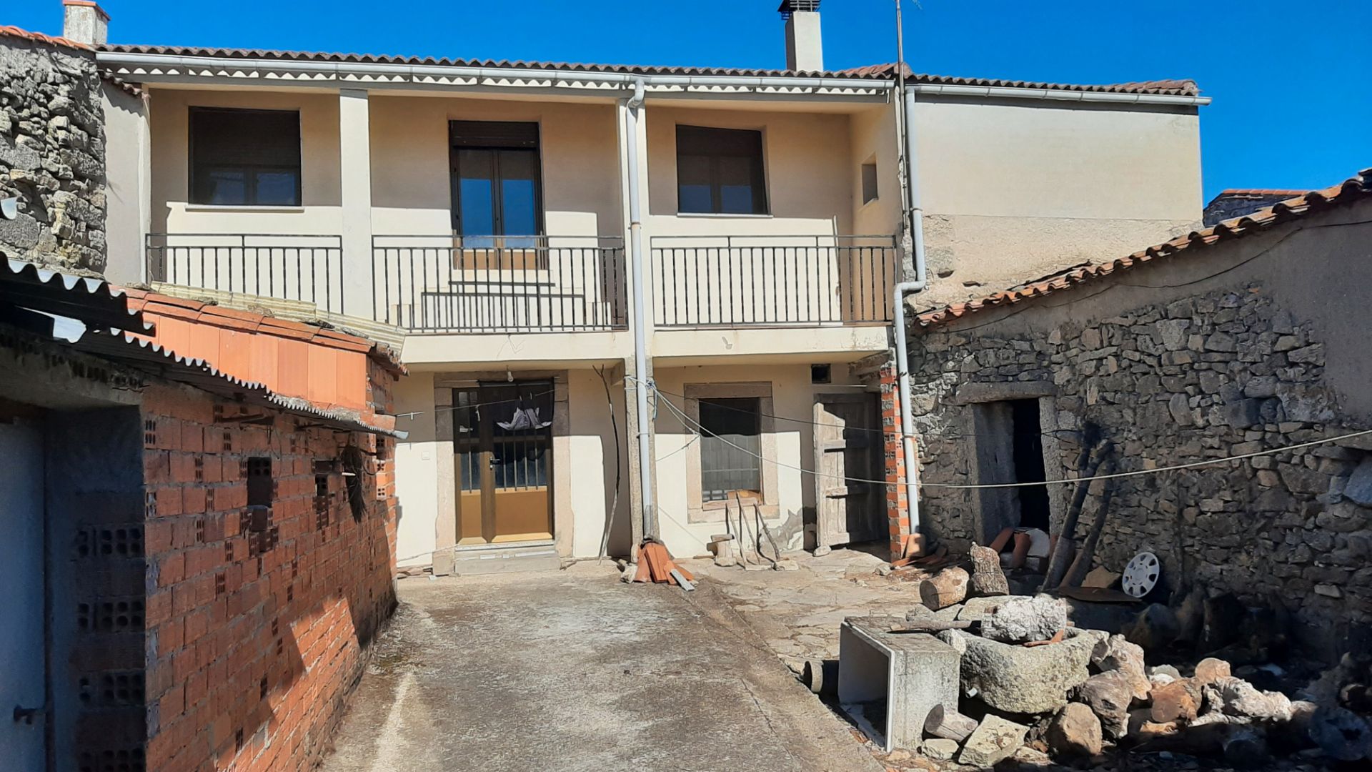 Vista exterior de Casa o xalet en venda en Bermillo de Sayago amb Moblat i Balcó
