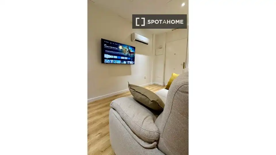 Living room of Flat for rent in Madrid  with Air Conditioner, Heating and Furnished