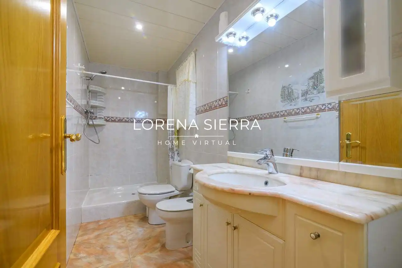 Badezimmer von Wohnung zum Verkauf in Viladecans mit Klimaanlage, Heizung und Parkett