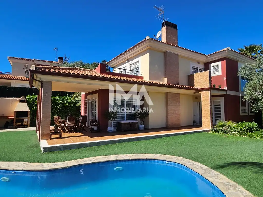 Vista exterior de Casa o xalet en venda en Bétera amb Aire condicionat, Calefacció i Jardí privat