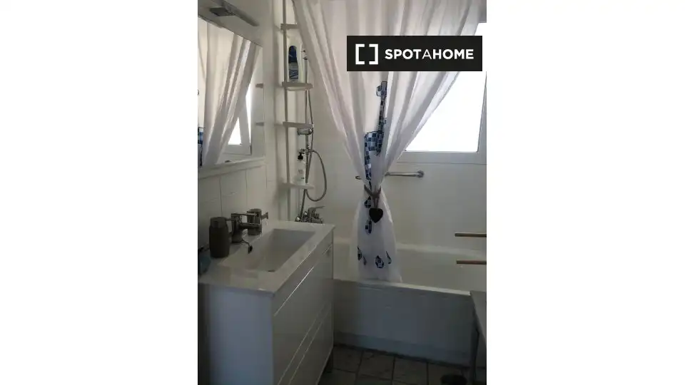 Baño de Piso de alquiler en Alicante / Alacant con Aire acondicionado, Calefacción y Amueblado