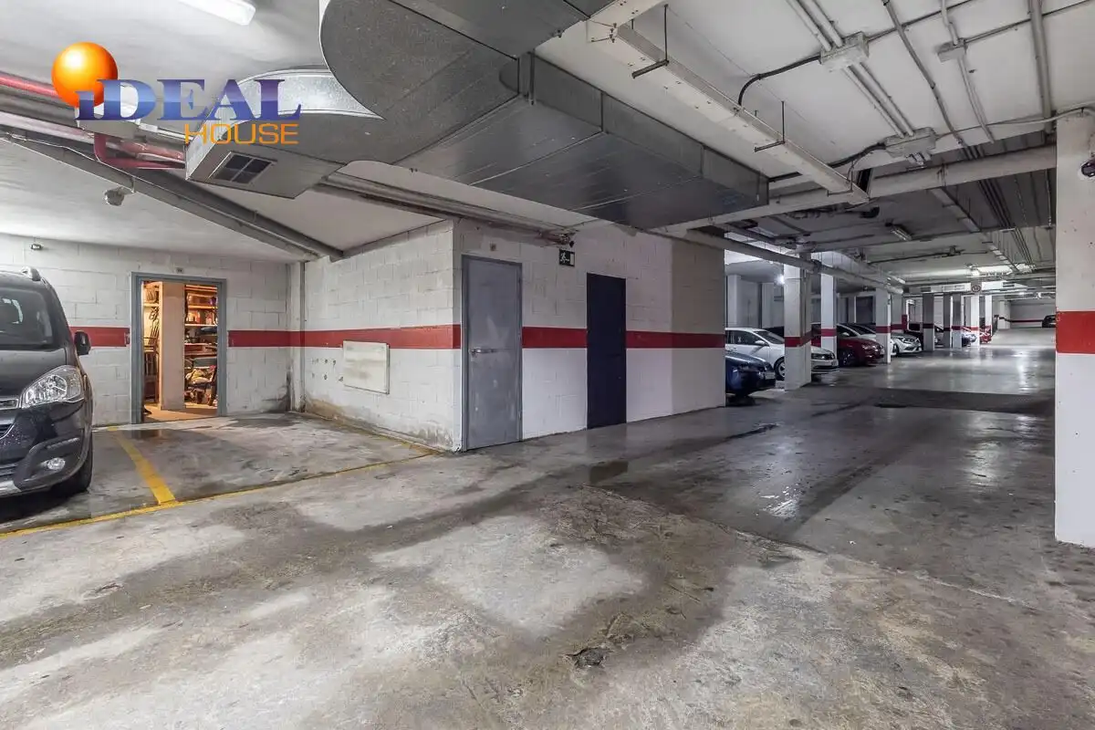 Parking of Flat for sale in Granada
