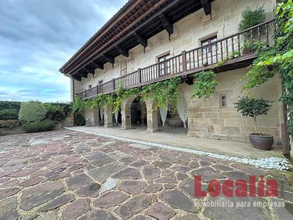 Vista exterior de Casa o xalet en venda en Torrelavega  amb Terrassa