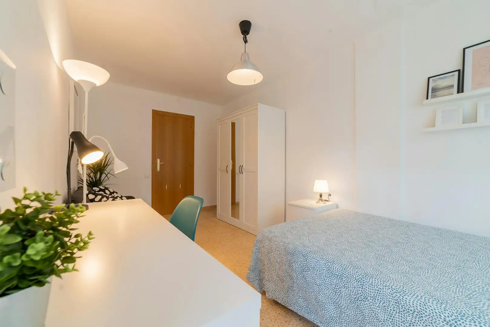 Bedroom of Flat for share in Valencia  with Furnished, Washing machine and TV