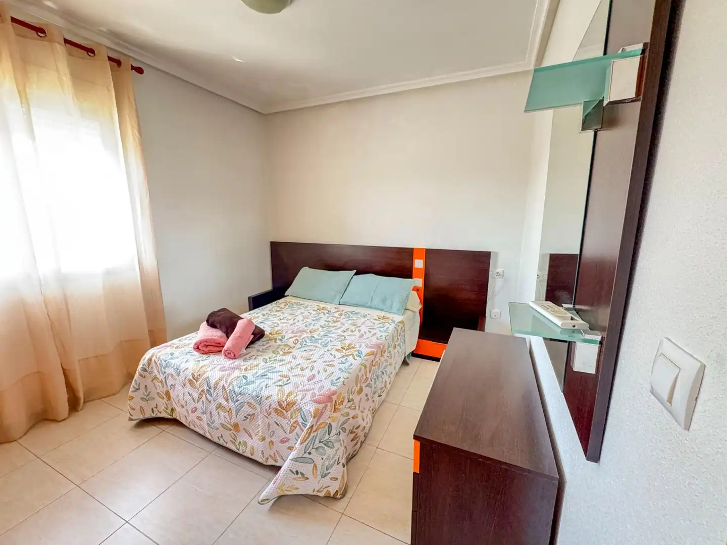 Habitación de Apartamento de alquiler en Orihuela con Aire acondicionado, Calefacción y Jardín privado