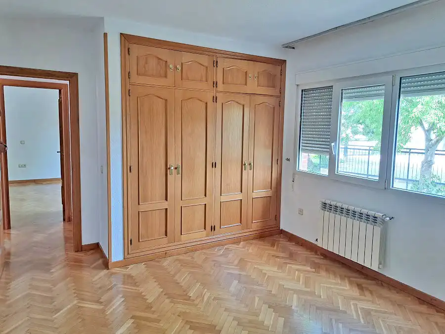 Dormitori de Casa adosada en venda en Torrelodones amb Calefacció, Jardí privat i Parquet