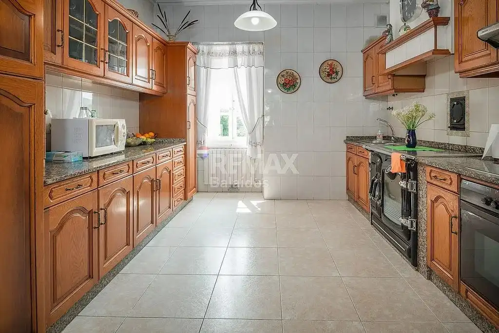 Cuina de Casa o xalet en venda en A Pobra do Caramiñal amb Calefacció, Jardí privat i Parquet