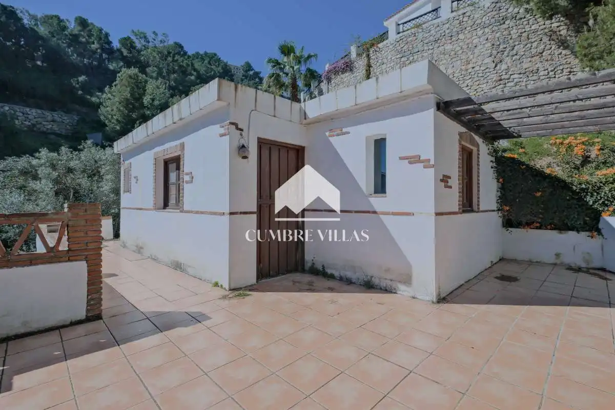 Vista exterior de Casa o xalet en venda en Almuñécar amb Calefacció, Jardí privat i Terrassa