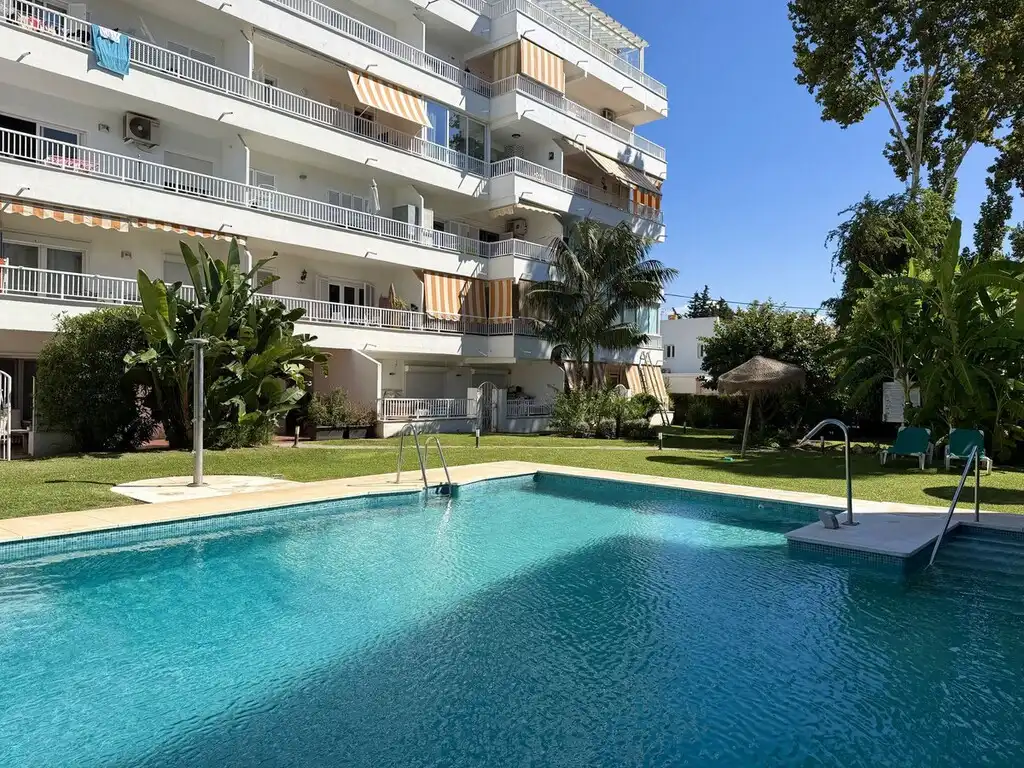 Piscina de Apartament en venda en Marbella amb Aire condicionat, Terrassa i Moblat
