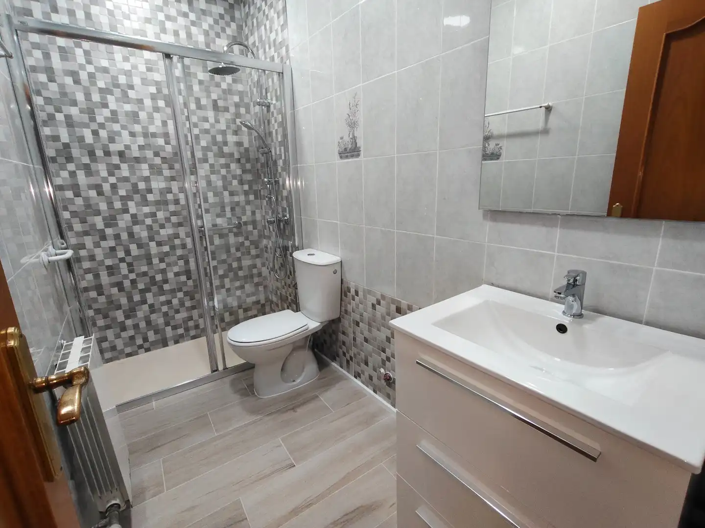 Baño de Piso en venta en Ripollet con Calefacción, Parquet y Terraza