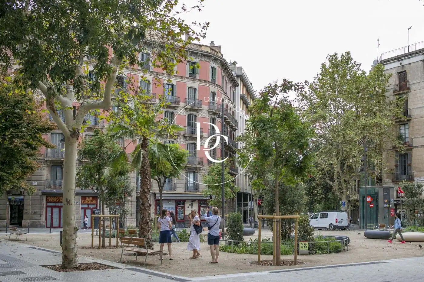 Vista exterior de Local en venda en Barcelona