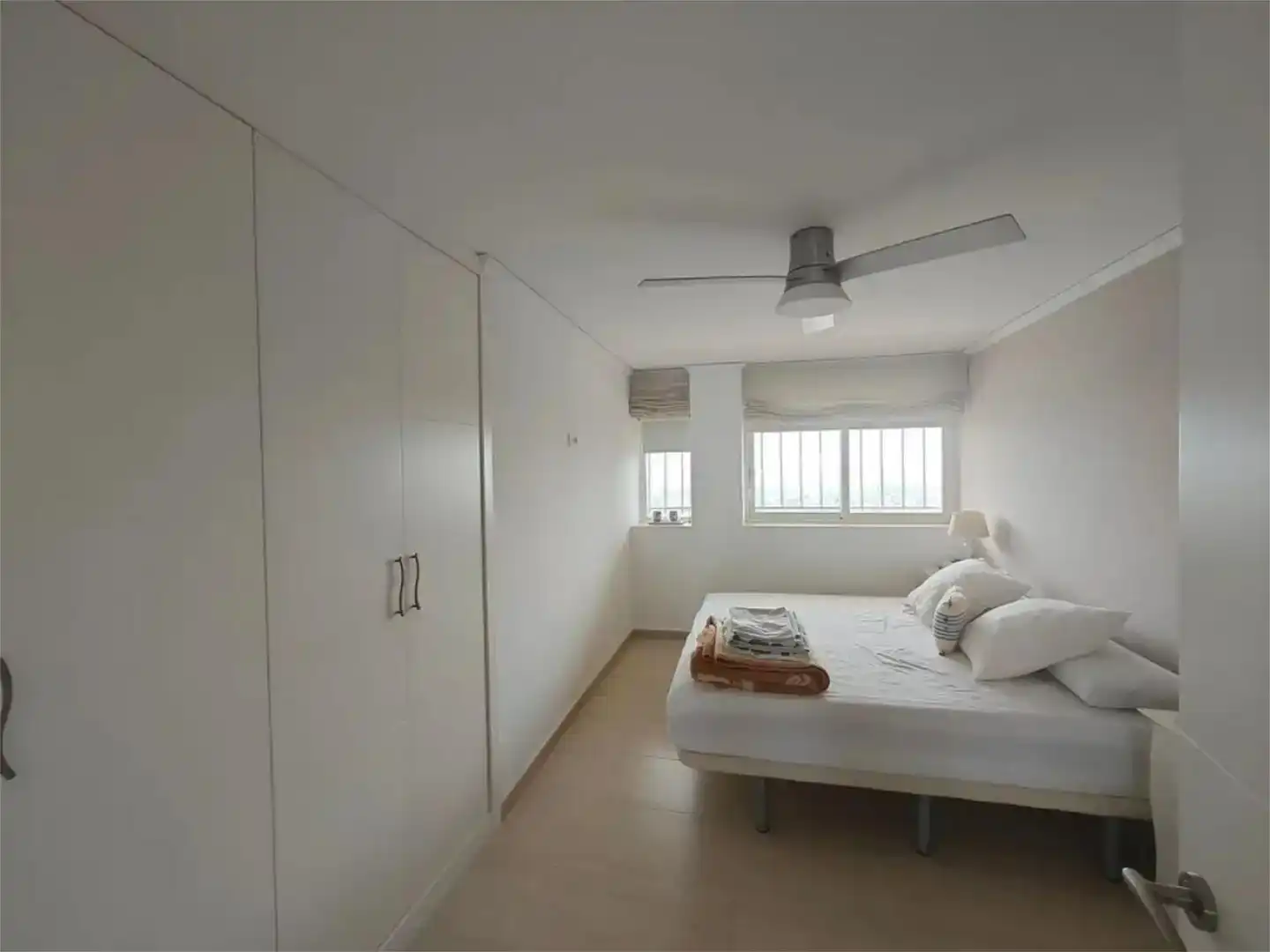 Schlafzimmer von Wohnung zur Miete in  Valencia Capital mit Klimaanlage und Balkon