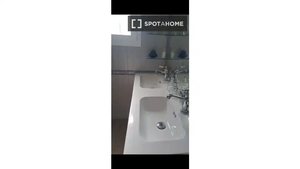 Baño de Piso de alquiler en La Pobla de Vallbona con Aire acondicionado, Calefacción y Amueblado
