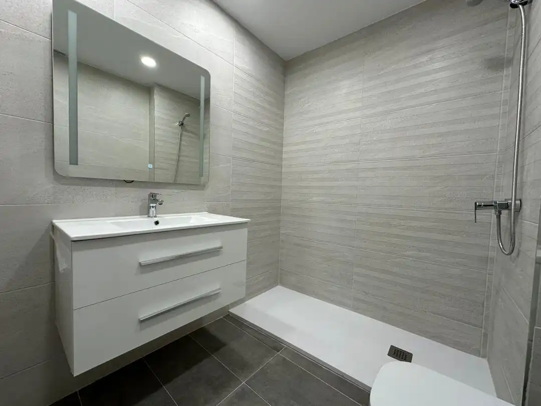 Badezimmer von Wohnung zum Verkauf in Toledo mit Klimaanlage, Heizung und Privatgarten