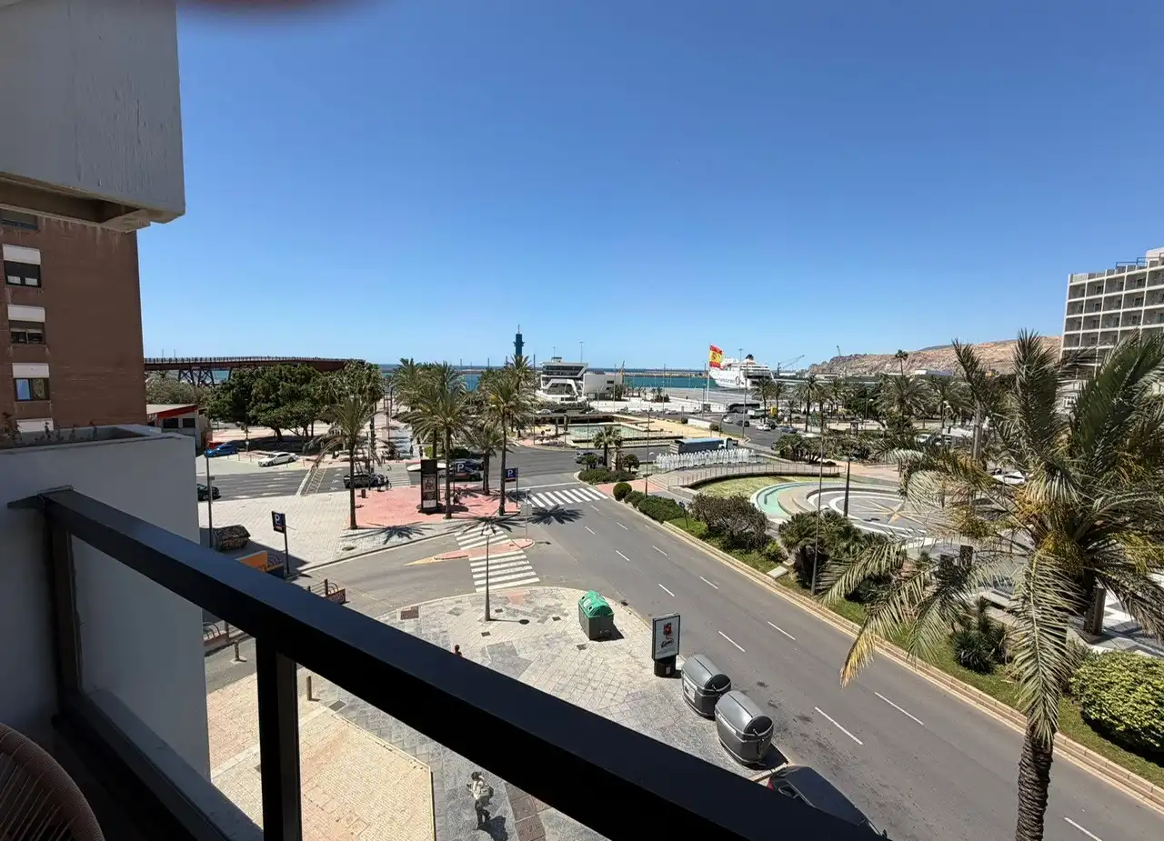 Außenansicht von Wohnung zur Miete in Almería mit Klimaanlage, Heizung und Terrasse