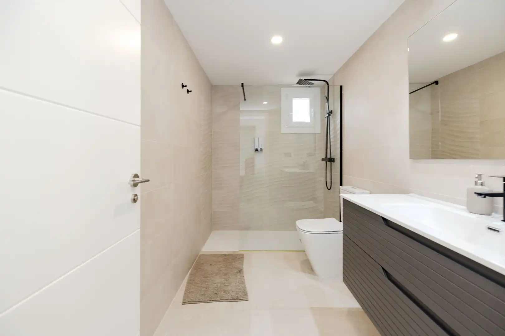 Bathroom of Ground floor for sale in Marbella  with Air Conditioner, Terrace and Community pool