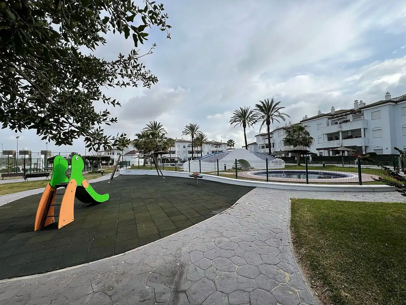 Vista exterior de Apartamento en venta en Chiclana de la Frontera con Jardín privado, Terraza y Alarma