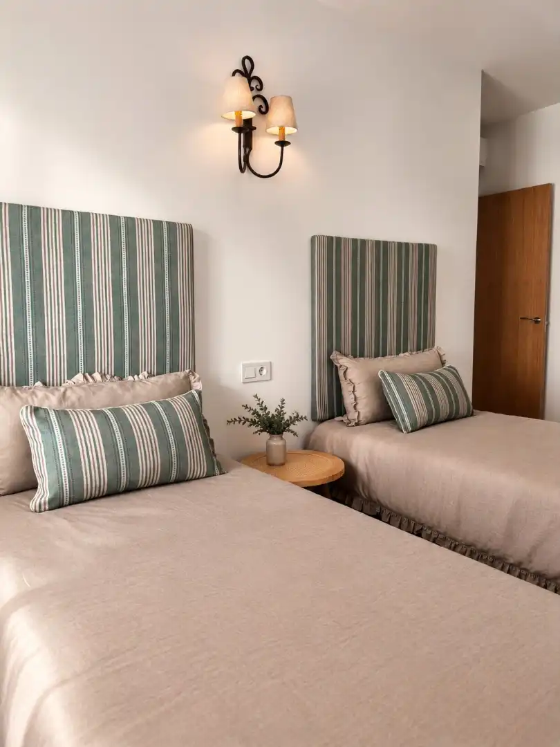 Habitación de Casa adosada en venta en Coria del Río con Aire acondicionado, Jardín privado y Terraza
