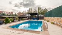 Piscina de Casa o xalet en venda en Casarrubios del Monte amb Aire condicionat, Terrassa i Piscina