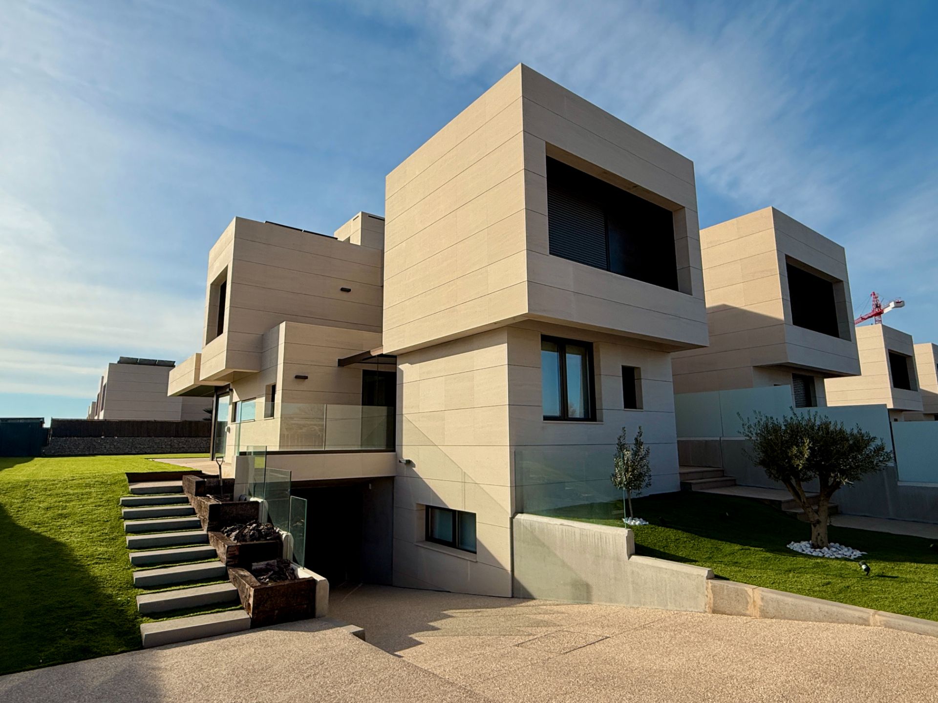 Exterior view of Single-family semi-detached for sale in Majadahonda  with Air Conditioner, Heating and Private garden