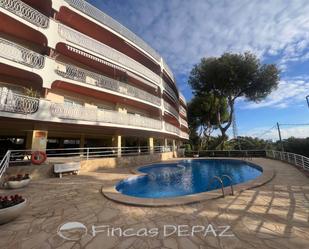 Vista exterior de Apartament en venda en Castelldefels amb Terrassa i Piscina