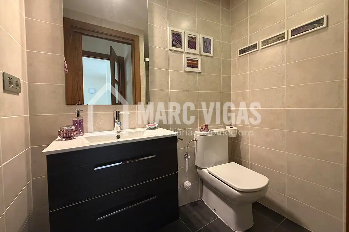 Baño de Casa adosada de alquiler en Viladrau con Aire acondicionado, Terraza y Amueblado