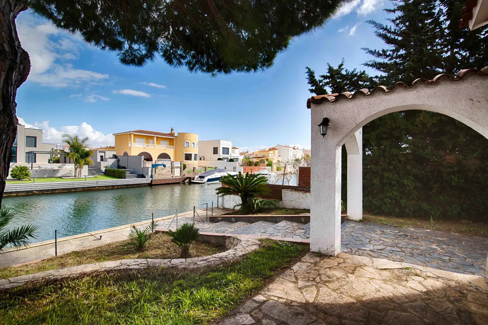 Garden of Houses for sale in Empuriabrava