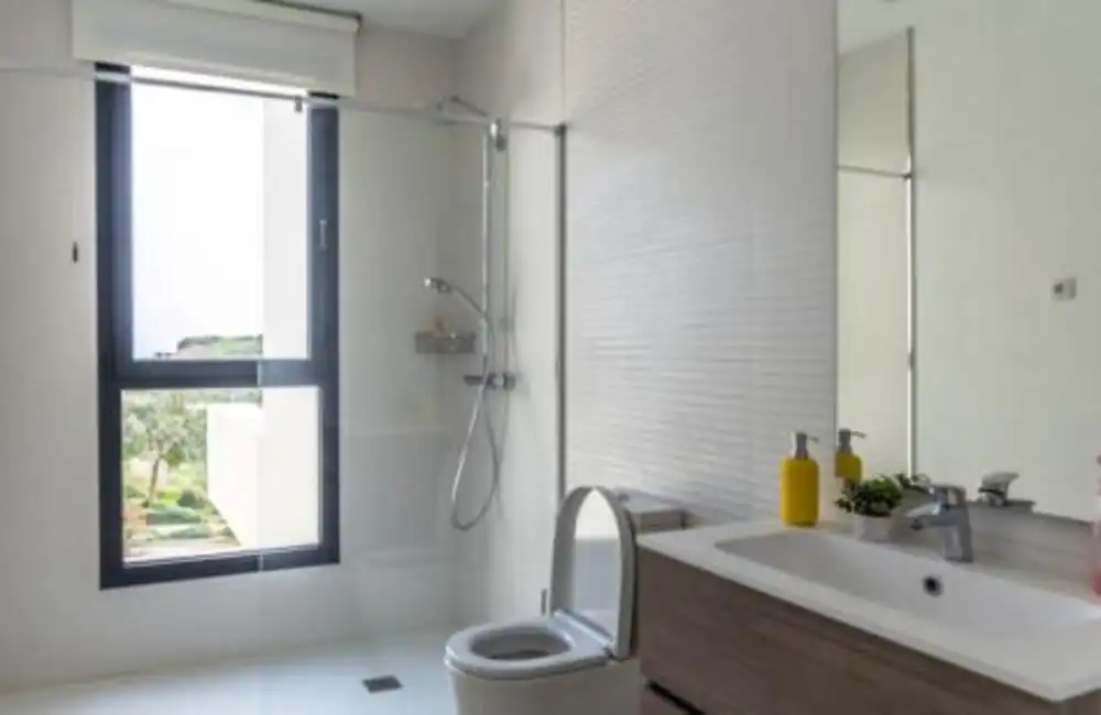 Badezimmer von Einfamilien-Reihenhaus zum Verkauf in Casares mit Klimaanlage, Privatgarten und Terrasse