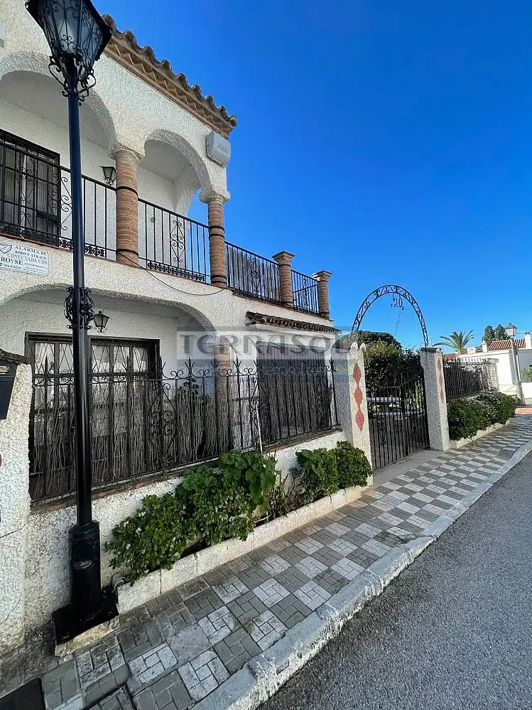 Vista exterior de Casa o xalet en venda en Vélez-Málaga amb Aire condicionat, Calefacció i Terrassa