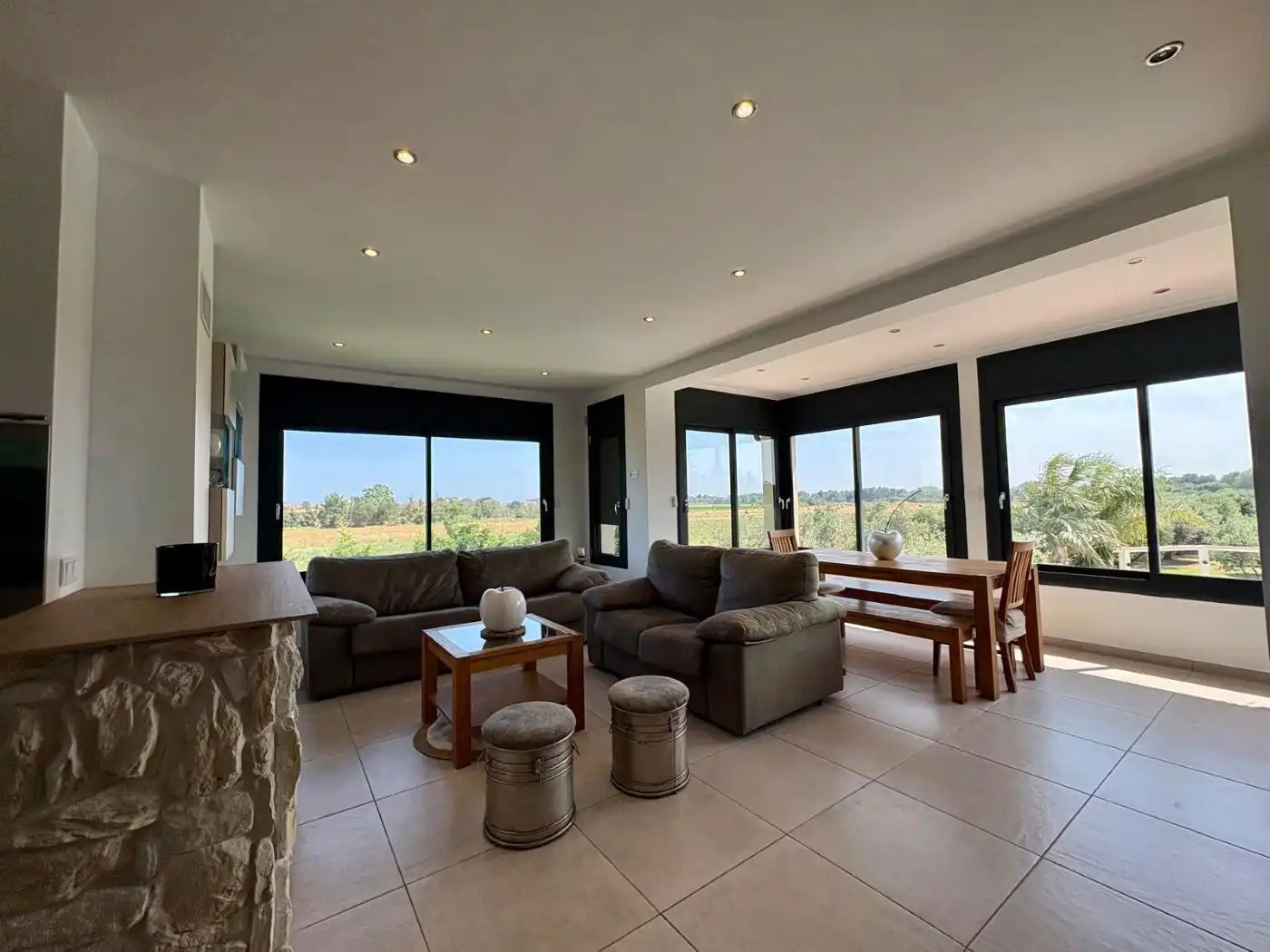 Sala d'estar de Casa o xalet en venda en Castelló d'Empúries amb Aire condicionat, Calefacció i Jardí privat