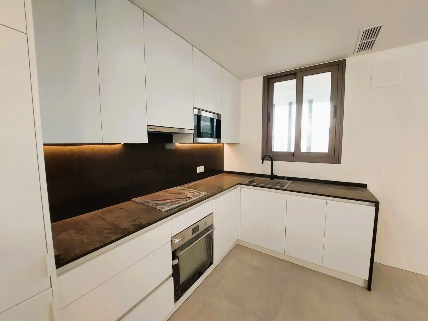Cuina de Pis en venda en Estepona amb Aire condicionat, Calefacció i Terrassa