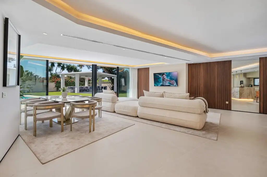 Sala de estar de Casa o chalet en venta en Marbella con Aire acondicionado, Calefacción y Jardín privado