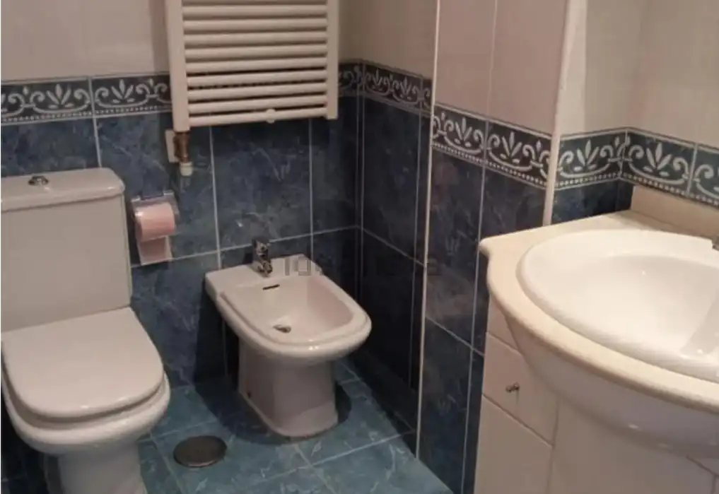 Badezimmer von Wohnungen zum Verkauf in Pontevedra Capital  mit Heizung, Parkett und Möbliert