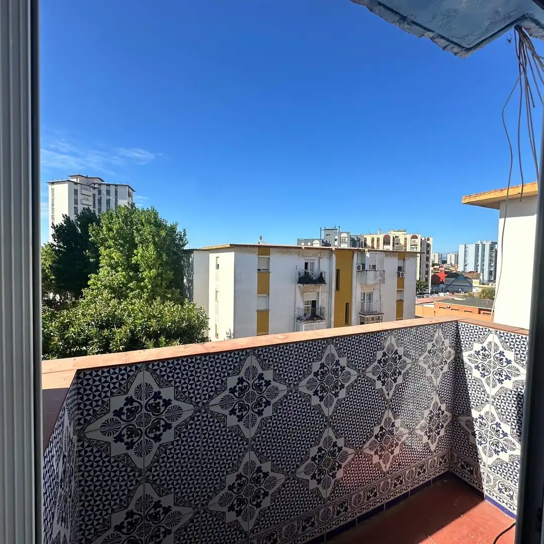 Vista exterior de Piso en venta en La Línea de la Concepción con Amueblado y Balcón