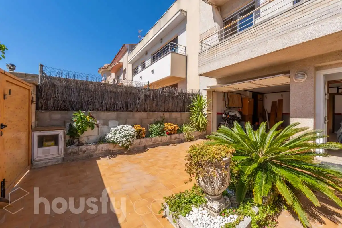 Exterior view of Houses for sale in Vilanova i la Geltrú  with Air Conditioner, Heating and Private garden