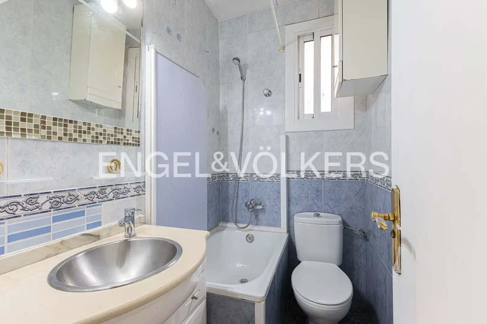Bathroom of Flat for sale in Barcelona  with Heating, Parquet flooring and Balcony