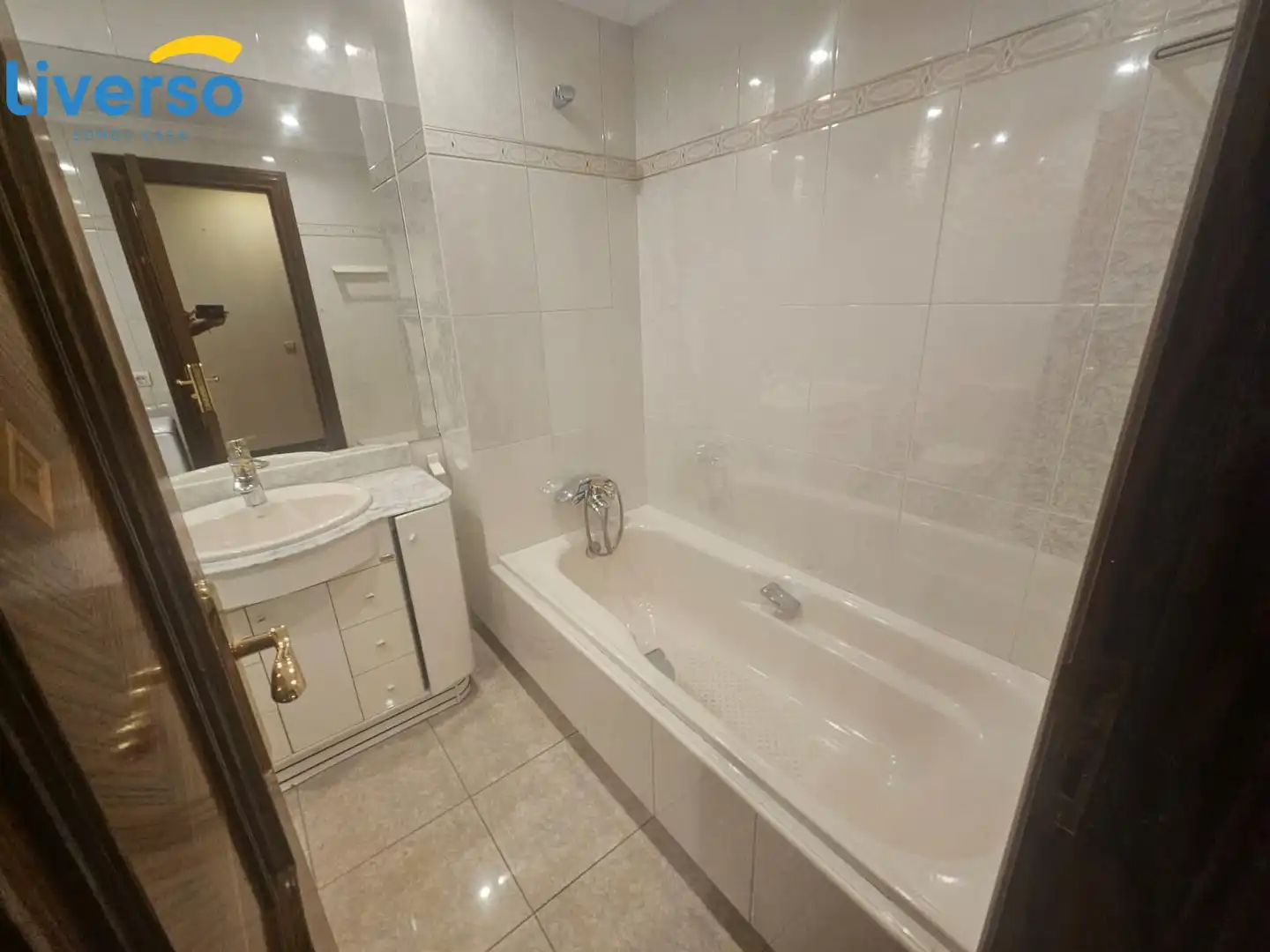 Bathroom of Flat for rent in Burgos  with Parquet flooring and Terrace