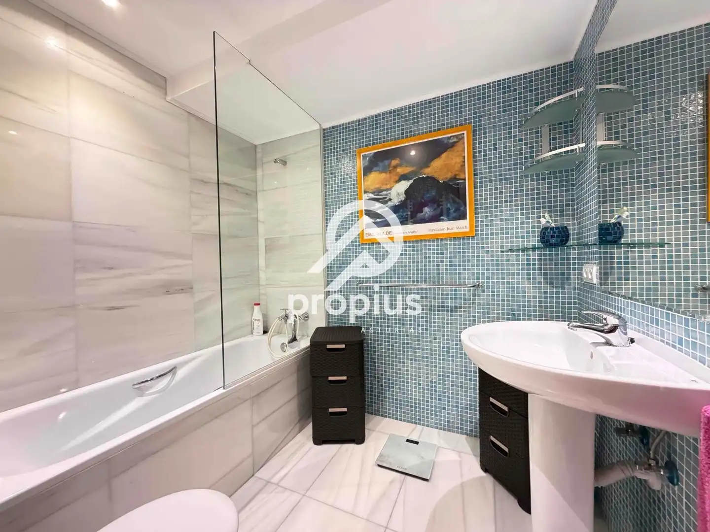 Bathroom of Flat for sale in Oviedo   with Heating, Parquet flooring and Oven