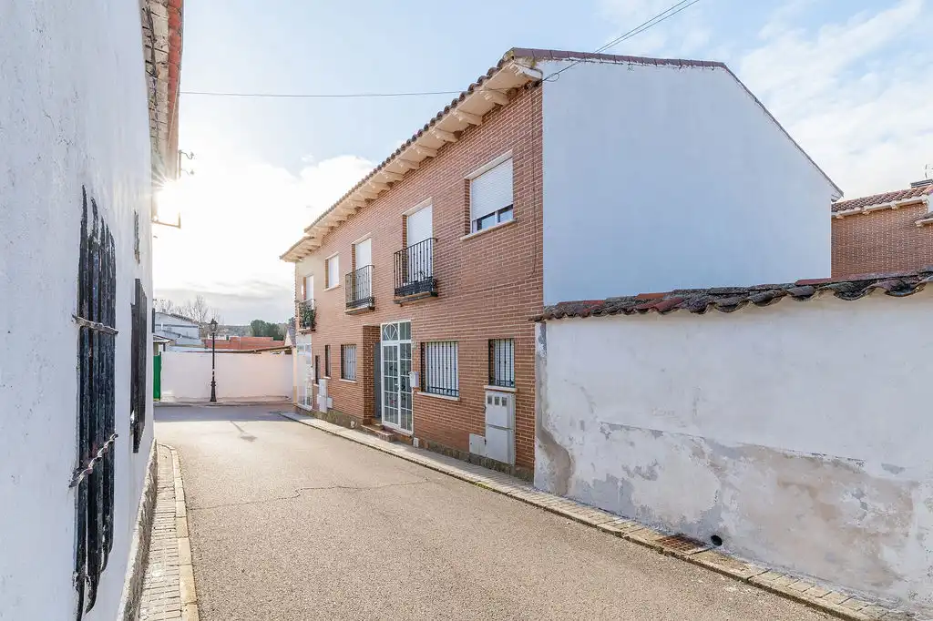 Vista exterior de Casa adosada en venta en Valdeaveruelo, Guadalajara