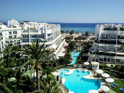 Vista exterior de Àtic en venda en Marbella amb Aire condicionat, Terrassa i Piscina