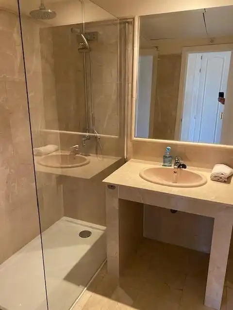 Baño de Apartamento de alquiler en Estepona con Aire acondicionado, Calefacción y Jardín privado