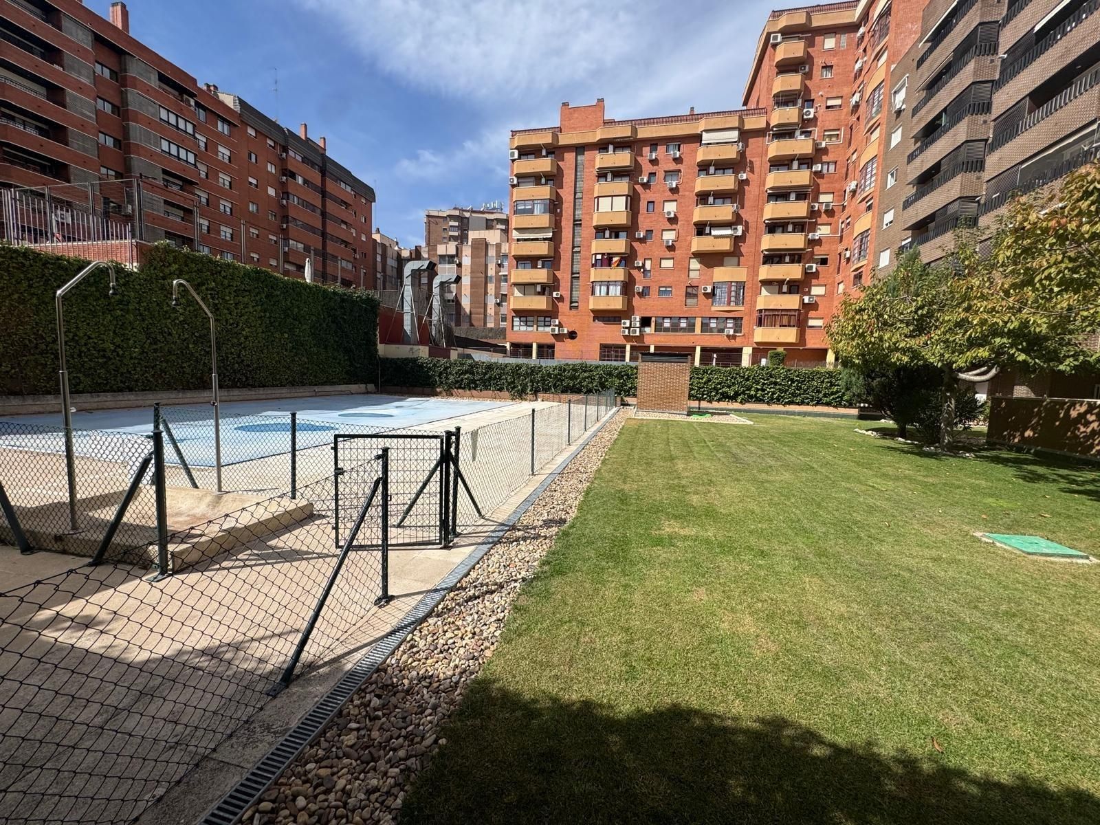 Vista exterior de Piso en venta en  Madrid Capital con Calefacción, Jardín privado y Trastero