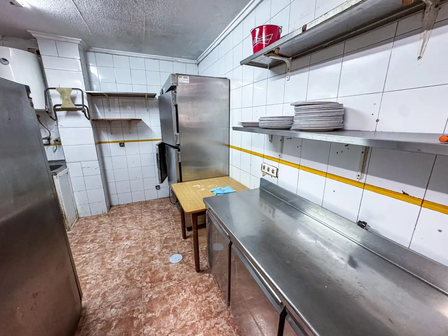 Cuina de Local en venda en Torrevieja amb Aire condicionat, Terrassa i Moblat