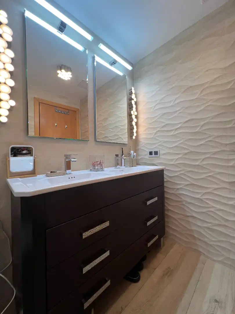 Badezimmer von Dachboden zum Verkauf in Salou mit Klimaanlage, Heizung und Privatgarten