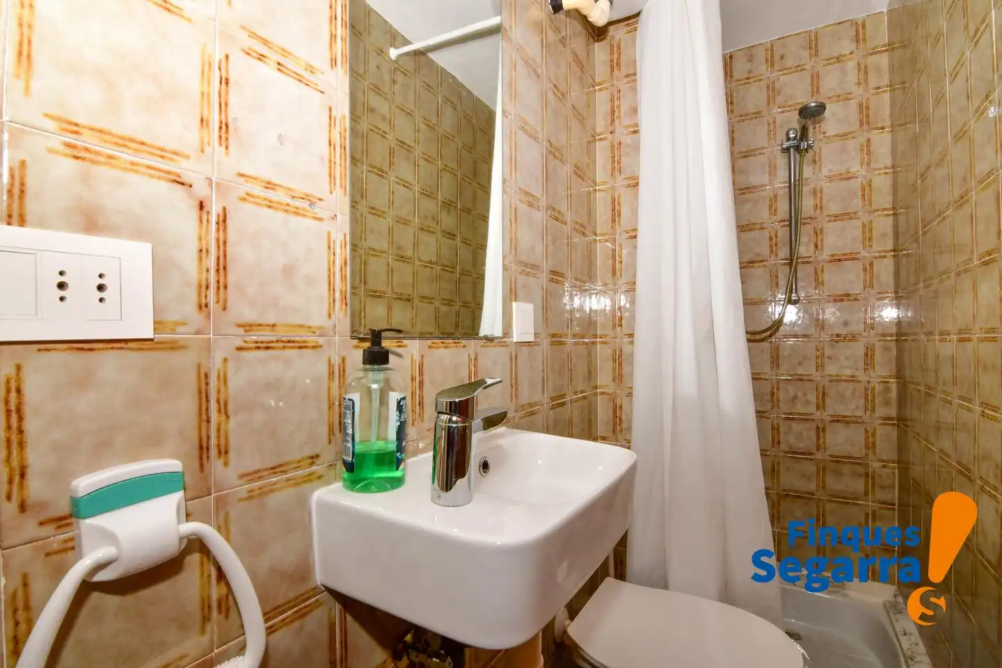 Badezimmer von Wohnung zum Verkauf in Roda de Berà mit Klimaanlage und Terrasse