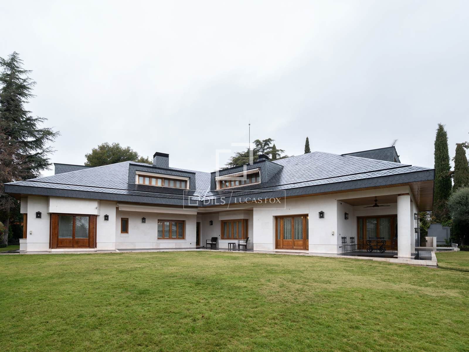 Vista exterior de Casa o xalet en venda en  Madrid Capital amb Aire condicionat, Calefacció i Jardí privat