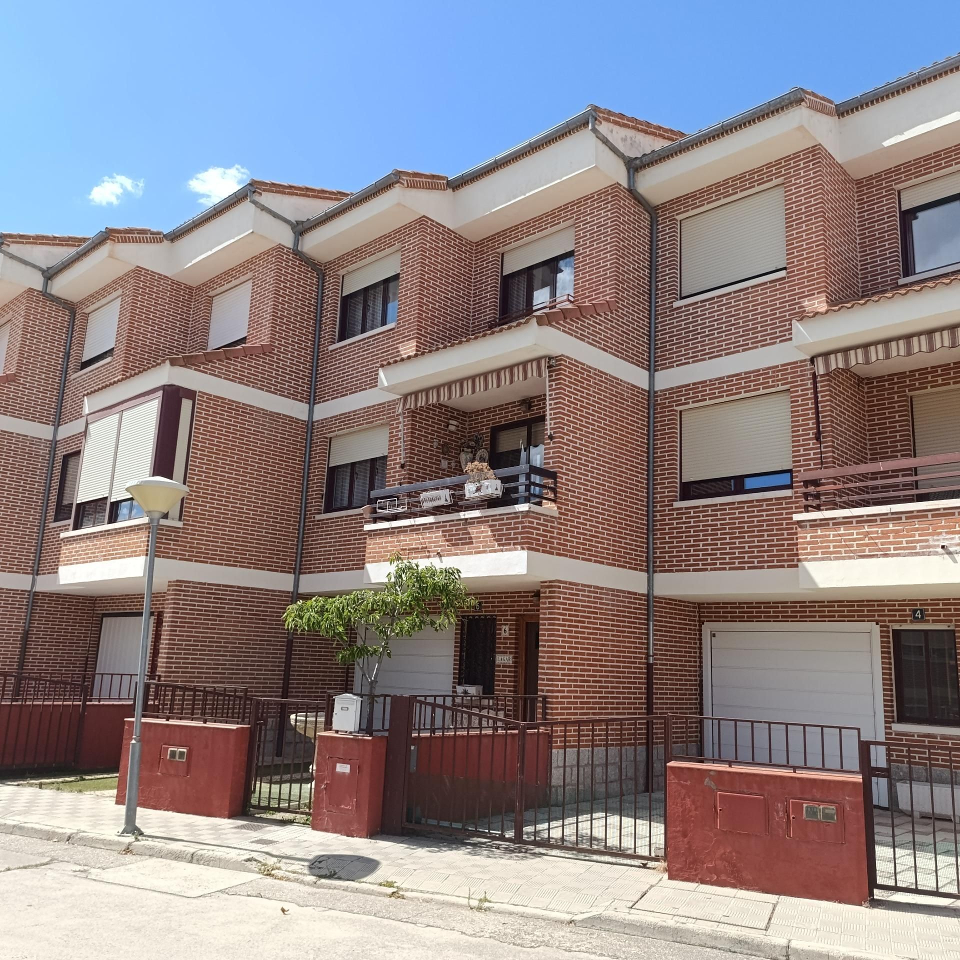 Vista exterior de Casa adosada en venda en Peñaranda de Bracamonte amb Calefacció, Jardí privat i Terrassa