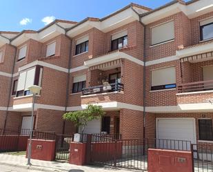 Vista exterior de Casa adosada en venda en Peñaranda de Bracamonte amb Calefacció, Jardí privat i Terrassa