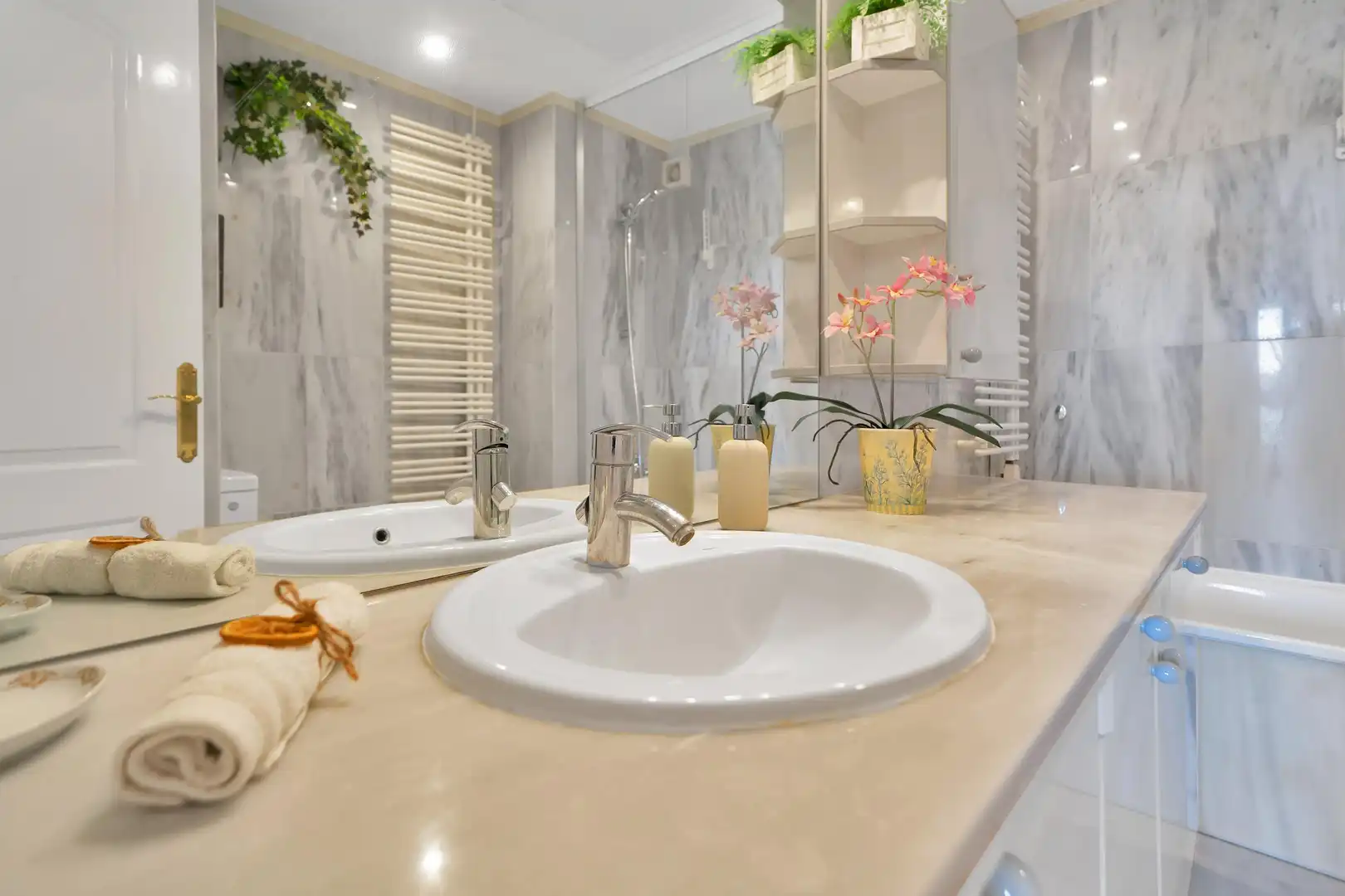 Baño de Ático de alquiler en Marbella con Aire acondicionado, Calefacción y Jardín privado
