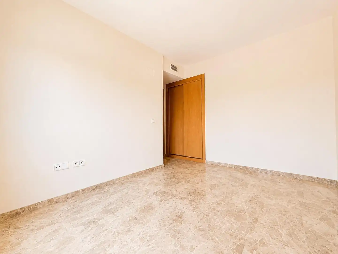 Habitación de Piso en venta en Málaga con Terraza, Trastero y Piscina comunitaria